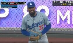 プロ野球だと絶対無理？ ボール飛んできたらどうすんだよ！ 視聴者がドキドキ… 試合中にマイクをつけて守備→インタビューで喋りまくる