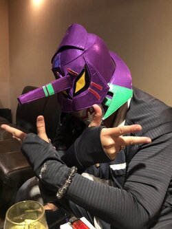 碇シンジ役声優・緒方恵美がEVA初号機に取り込まれる!? シュールな写真に「ホントにホントの中の人だ」と反響