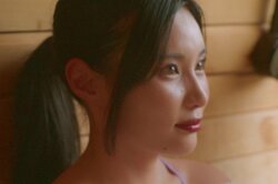 こじるり似の25歳美女、スラリ美脚あらわな水着姿で意中のイケメン美容師とサウナで至近距離…上目遣いでアピールも