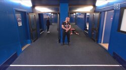 歩いてる途中にいきなりバタン！18歳の新人選手が突然床に倒れ伏した衝撃の瞬間　イエロー2枚で退場処分→ショックで膝から崩れ落ちそのまま伏臥、ファンは「こうやって強くなるんだ」「好きになりそう」とエール