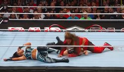 美人レフェリーを“大女”王が…“半失神”の惨劇 「顔面から…」「やってしまった」放送席騒然