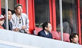 ｢なんてスタイルなんだ｣!? 日本代表FW浅野拓磨が｢松葉杖なしで歩く｣までに回復! 遠征中の代表戦士や所属先のボーフム公式も反応した｢かっこいい｣と話題の｢スタイリッシュ画像｣