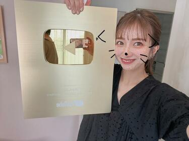 辻希美、登録者数100万人を達成し“金の盾”をGET「感動しています