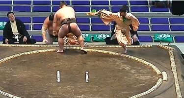 これはスゴイ…行司が咄嗟の“瞬間”移動 華麗な土俵裁きが話題「あぶなっ