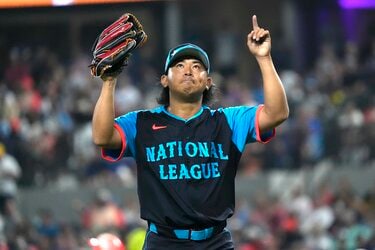 メ*)様 【実使用・宝・超貴重】今永昇太選手　オールスターゲームパンツ使用　直筆 MLBオールスター2024＞練習中にボールを追う大谷（左）と今永（撮影