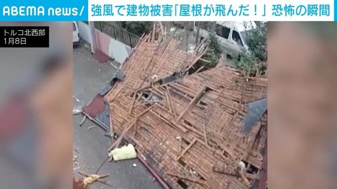 原型を保ったままの飛ばされた屋根