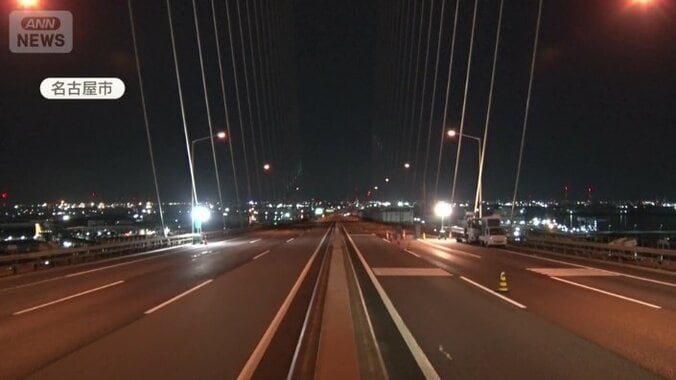 車両の姿が消えた深夜の高速道路