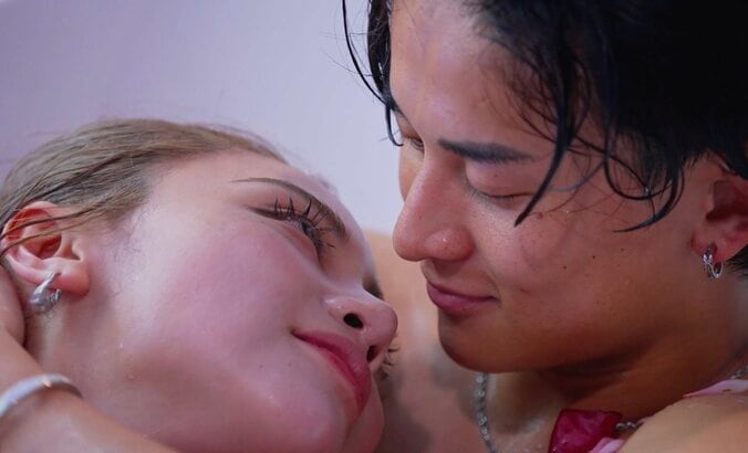 【写真・画像】美女ダンサーと海外で活躍するイケメンサッカー選手が混浴中に激しいキス「うわー！」「あら～！」と反響　1枚目