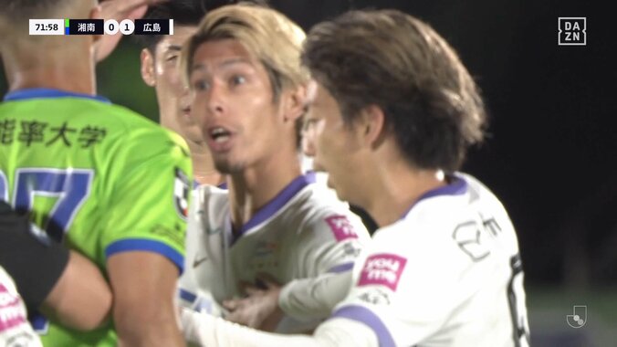 「カードないのかい！？」「ガキ使ちゃうねんから」広島DF、アフターで“無慈悲”なタイキックを受け激昂「そりゃ怒るわな」 4枚目