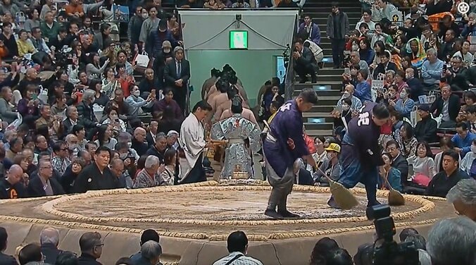 向正面、西の花道よりにモデルの黒田知永子（64）さんと、作家で“ハコちゃん”の愛称で親しまれる岩下尚史（64）さん