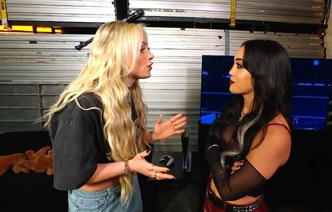 「異常に腫れてる」女子レスラー、頭部“衝突”で額に異常事態 乱入で惨劇 テレビ破壊も 2枚目