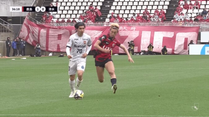 「ガン！」鈴木優磨、“衝撃ショルダーチャージ”で清水DFを吹っ飛ばす「強すぎて笑う」「流すんだw」圧巻ボール強奪にファン驚愕 2枚目