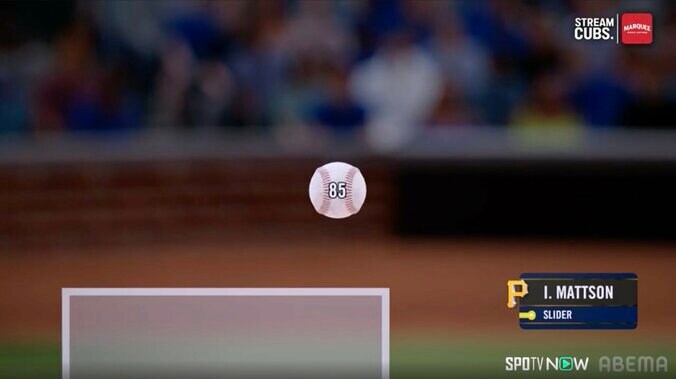 球場騒然！鈴木誠也、“疑惑の判定”に憮然…まさかの三振宣告に大きくリアクション 現地実況「6インチも高く外れていた」 4枚目