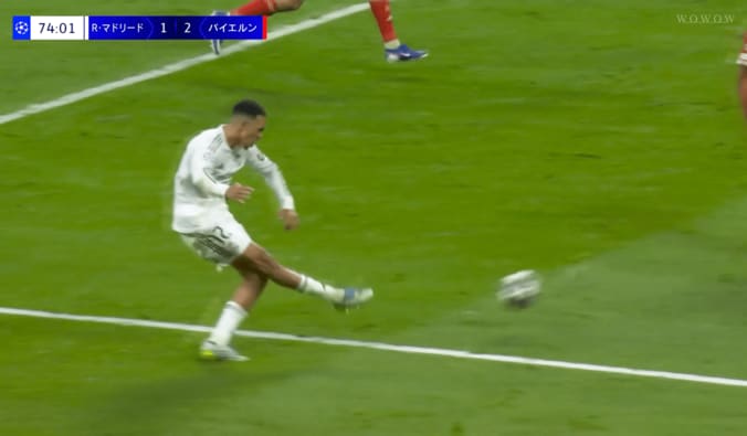 クロスを入れるアレクサンダー・アーノルド