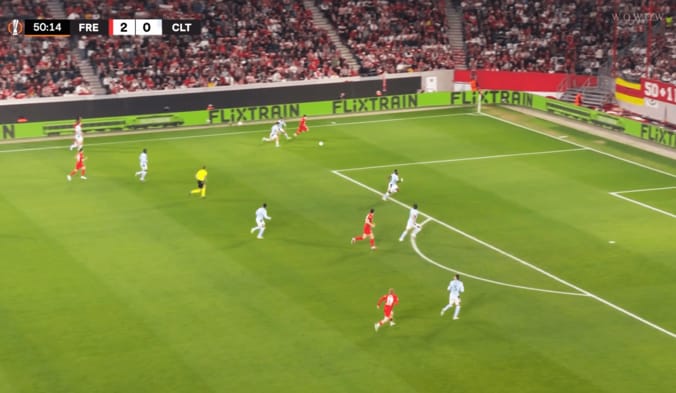 一気に左サイドを突破する鈴木唯人