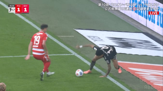 「ありえない！」“ゼロ角度スーパーゴール”に世界騒然！「すげーとこぶち抜いた」「年間最優秀だ」バイエルンFWが神ターンから衝撃弾 4枚目