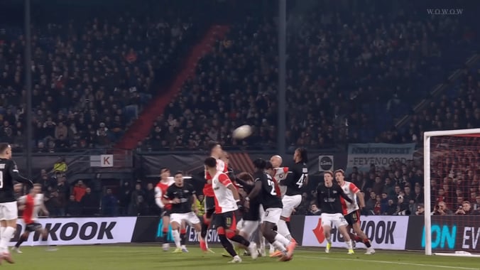 首どうなってんだ！？日本代表DFの“豪快＆繊細ヘッド弾”にファン興奮！「なんてヘディングだ！」「化け物すぎて震える」渡辺剛がEL初ゴール 3枚目