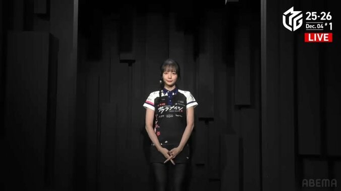 モデル雀士・脚線美が輝くショート丈のユニフォーム