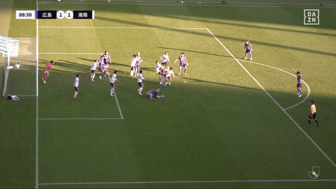 J1最終節の“PK判定”が物議！「押してる」「そんな大袈裟な」広島DFが湘南MFに倒された瞬間をめぐってネット騒然 5枚目