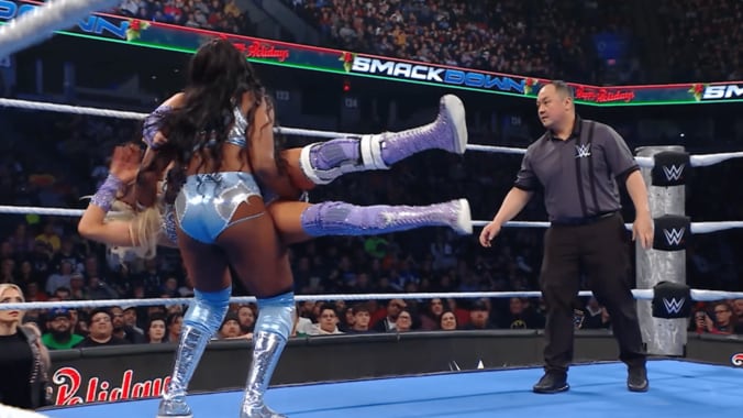 上下のロープに打ち付けられるシャーロット