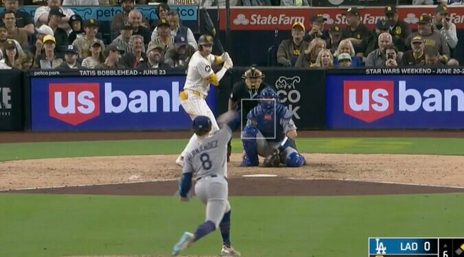 【写真・画像】一体、何が起きた？ 大谷翔平、牽制された直後に“まさかの光景”「何してんだよw」予想外のリアクションが話題に「面白すぎる」　1枚目