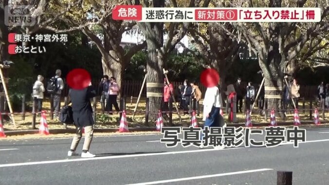 写真撮影に夢中になる2人