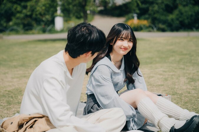 福岡の美人女子高生、片思いする韓国男子と急接近、思いが募り告白「好きになれて…」『花束オオカミ』第11話 1枚目