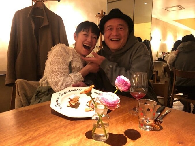 加藤紀子、9回目の結婚記念日に夫婦ショットを公開「なんでも話せる頼もしい相手」  1枚目