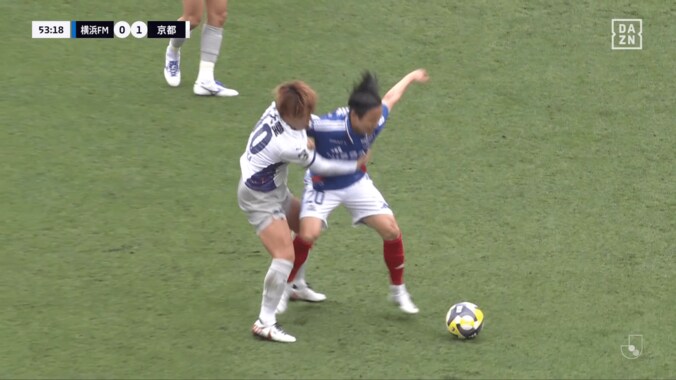 「レスリングするなよ」マリノスMFが執拗マークに激昂！喉元を突き飛ばす…「天野さん酷くないっすか？」「なぜ福岡にもイエロー？」“喧嘩両成敗”の一部始終が物議 3枚目