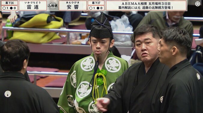 「行司さん泣かないで」物言い協議で見せた行司の表情にファン同情 「行司さんは悪くない」「災難だ」 4枚目