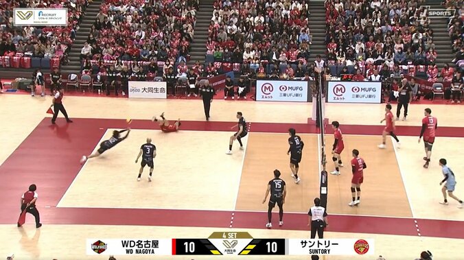 男子バレー、執念でつなぐ「顔面レシーブ」 漫画のようなガッツ溢れる執念の一コマにアリーナ拍手喝采 5枚目