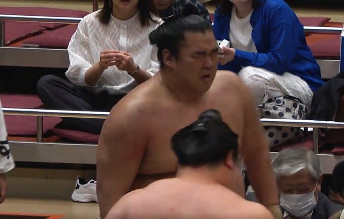 「えぇ!」一体、何が? 土俵を割った力士に軍配で館内騒然 直後のアナウンスに「あぁ!」納得の声 「こんな熱戦にこんなオチが」の反応も 3枚目