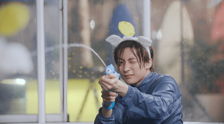 【写真・画像】超人気イケメンアイドル、プールで激しい水鉄砲バトル!「なんで僕を狙うの」「さすが水の中ではプロ」と大興奮 2枚目