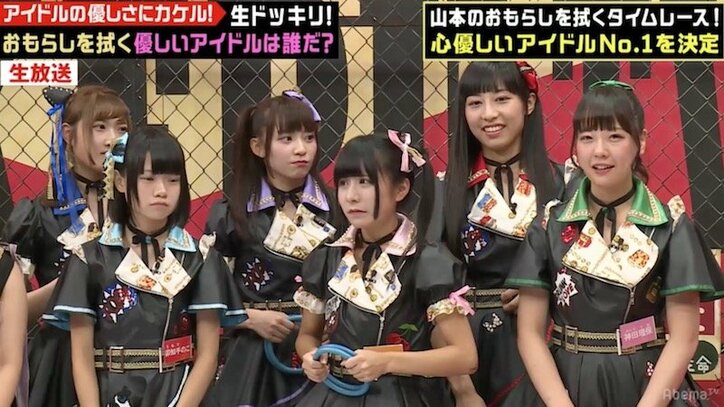 極楽とんぼ・山本のおもらしを何秒で拭けるか? “お掃除アイドル”が挑む