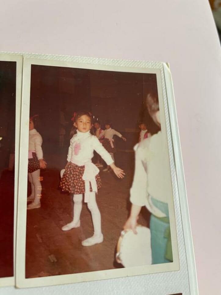  穴井夕子、誕生日を迎え幼稚園の頃の写真を公開「毎日楽しく暮らせてるかな」 