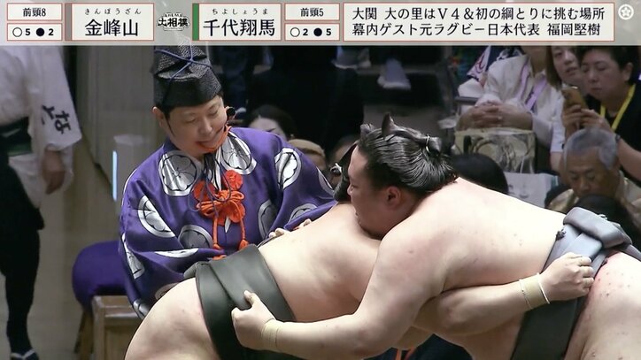 【写真・画像】元若乃花「私もはじめて見ました」世にも珍しい“まわし待った“が発生 審判が手を上げる緊急事態「後ろの結び目が…」　1枚目