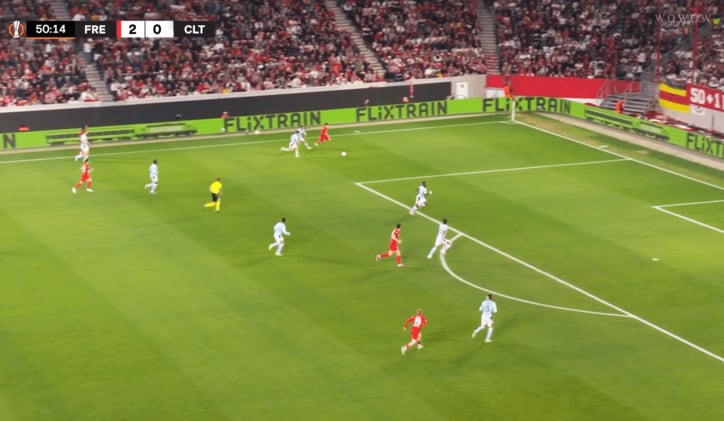 一気に左サイドを突破する鈴木唯人