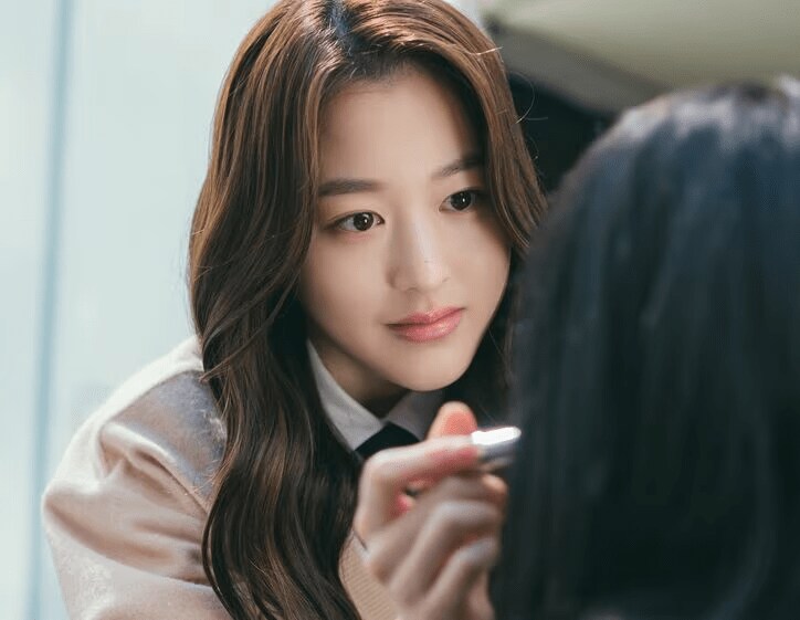 【写真・画像】「本当に28歳？」「制服似合いすぎ」韓国のトップアイドル、高校生役が違和感なさすぎで驚きの声　2枚目