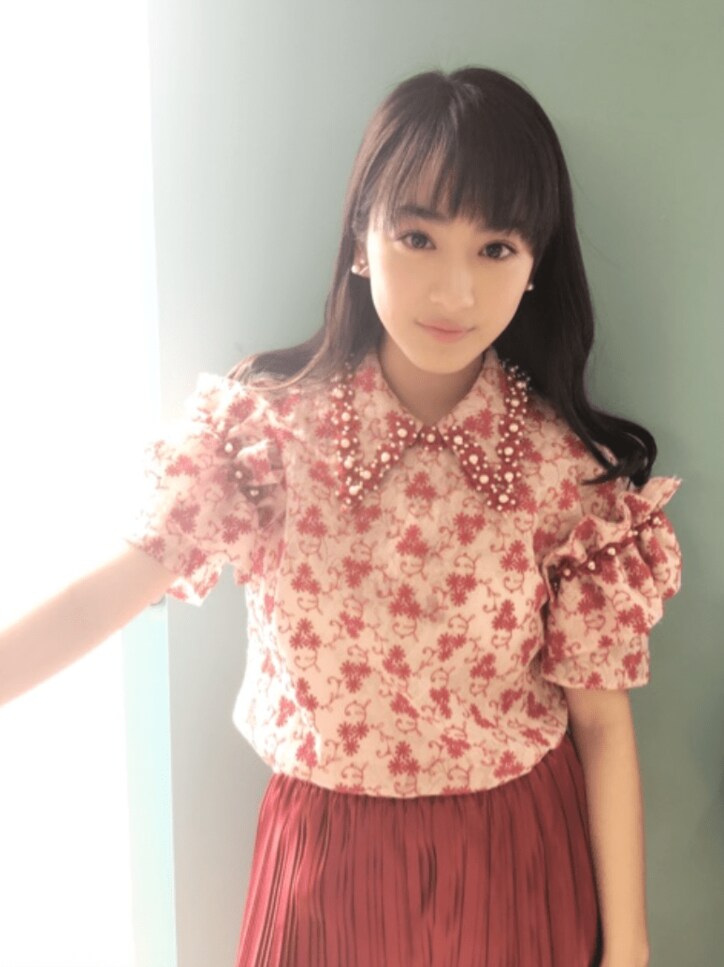 平祐奈、制服姿を披露 頰にニキビも「本当に美しい」と評判