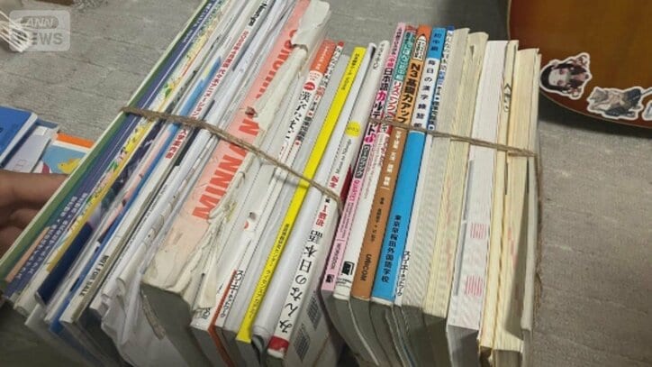 バダルさんが使っていた大量の日本語教材