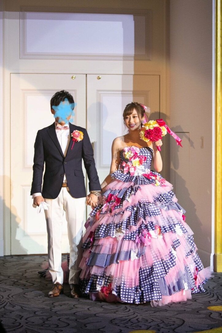 菊地亜美、夫の言葉で決定したドレスを披露「ビビッ！！ときて」