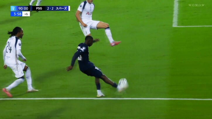 弾丸クロスを上げるデンベレ