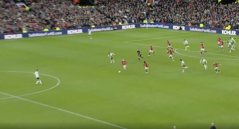 リバプールの鉄人・遠藤航を封じる作戦がついに発見された？ 衝撃の「中盤すっ飛ばし作戦」が炸裂された瞬間　デュエル王を封じたマンUの“ファイヤー・フォーメーション”