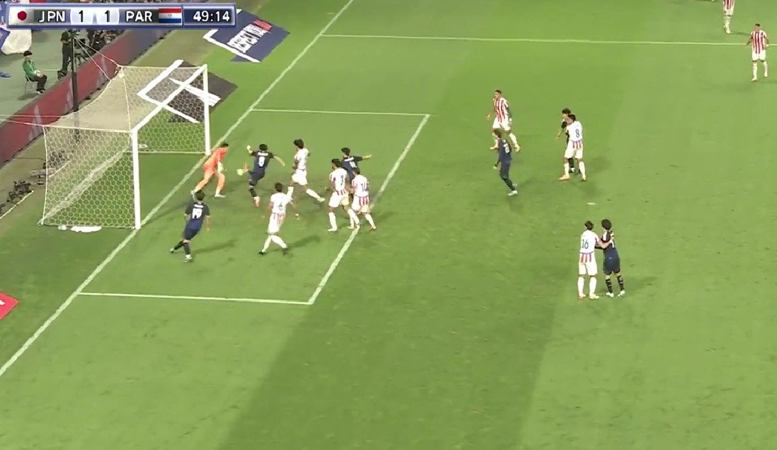 【映像】ヘッド空振り→足で押し込む粘りのシュート