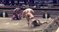 御嶽海、3敗守る 輝を引き落としで下す
