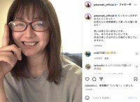 真木よう子、老眼鏡をかけた笑顔ショット公開し反響「とってもお綺麗」「メガネ美人」