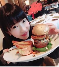 もえのあずき、豪華2万円ハンバーガーに舌鼓　和牛にフォアグラ、トリュフ等てんこ盛り