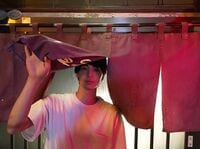 「超カッコイイ」高杉真宙、暖簾からひょっこり顔だすイケメンショットにファン悶絶