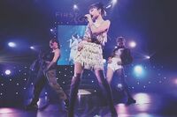 AAA宇野実彩子、ライブ中のスタイル抜群ショットに反響「宇野ちゃん脚長すぎです！」