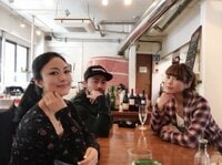 山田孝之 2人の姉との3ショット公開され「美男美女」と称賛